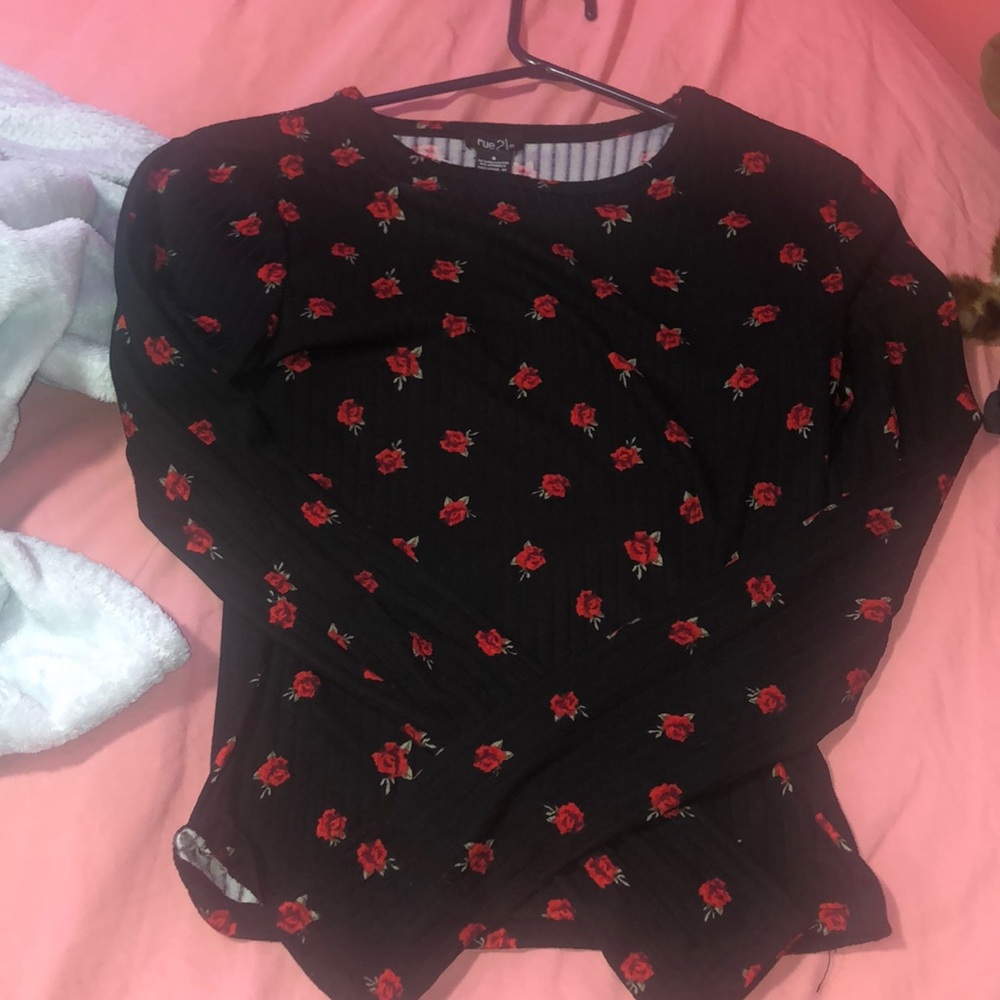 Rue21 long sleeve small shirt with rose pattern
